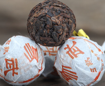 2017 Yiwu Dragon Ball tmavý Puerh mini tuocha 7g